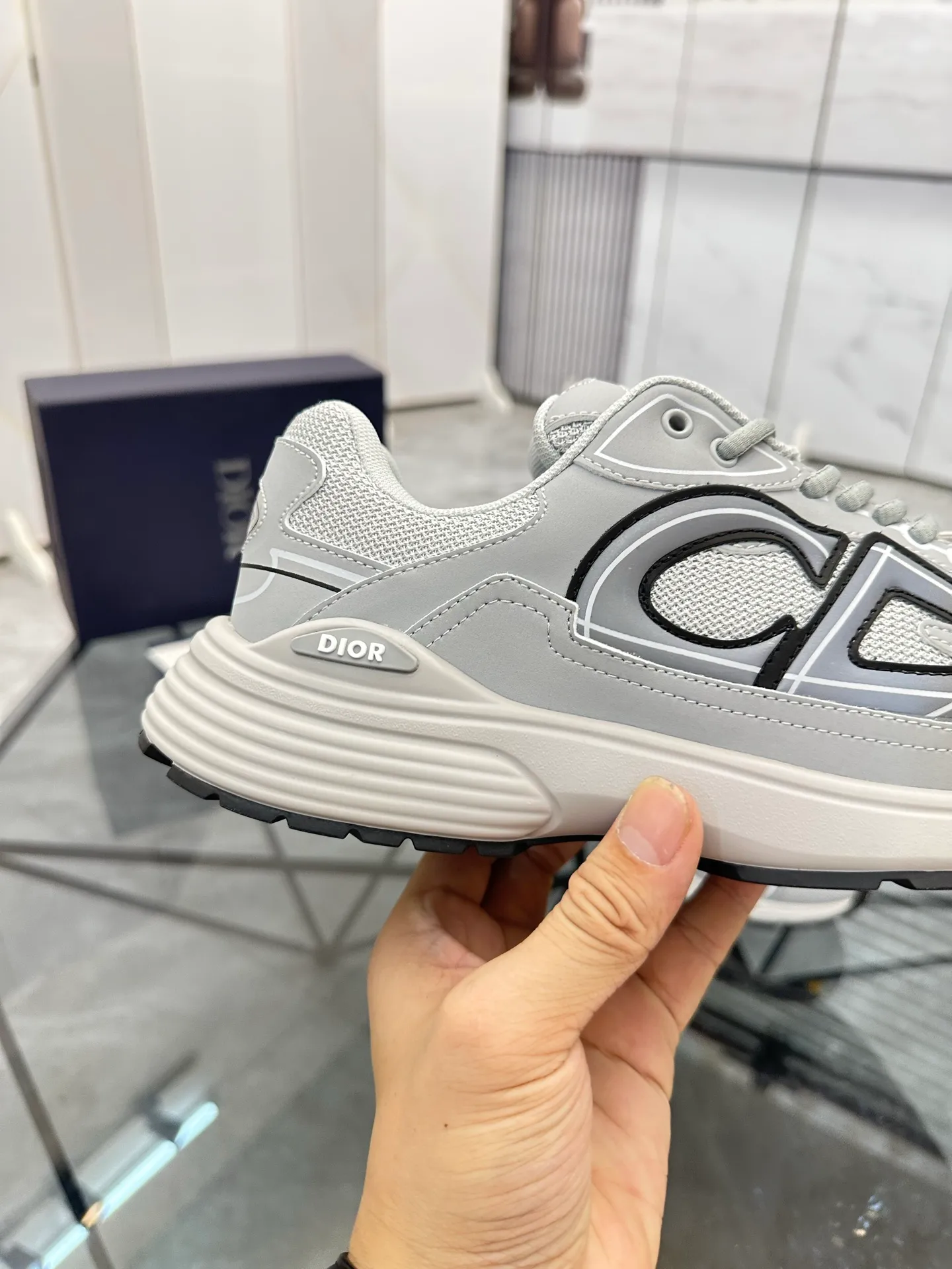 Men's shoes: 💰P400¥ Available in Guangzhou Product trademark: Dior* "Dior*" low-top casual shoes Regular size: 35-46 (can be customized to 47) Couple style Product materials: Upper imported cowhide stitched with original fabric, breathable lining, ultra-light foam original outsole. No.: 007